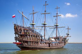 Фотообои Пиратский корабль в море