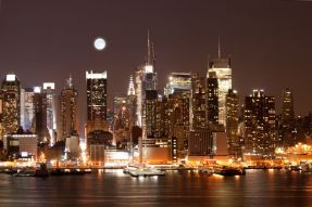 Фотообои Луна над причалами Нью-Йорка