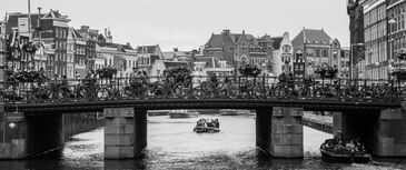 Фотообои Мост с велосипедами в маленьком городке